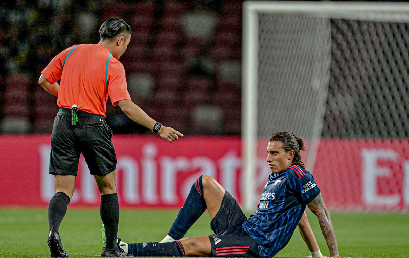 Arsenal lo sốt vó vì Calafiori chấn thương